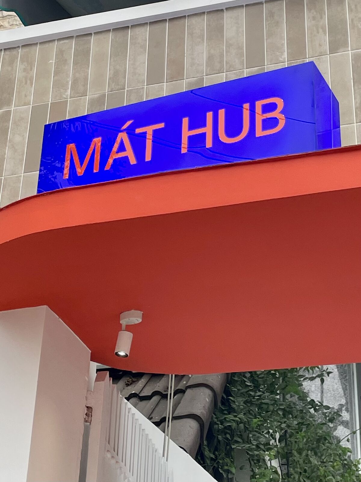 Biển hiệu đỏ Mát Hub ngoài trời