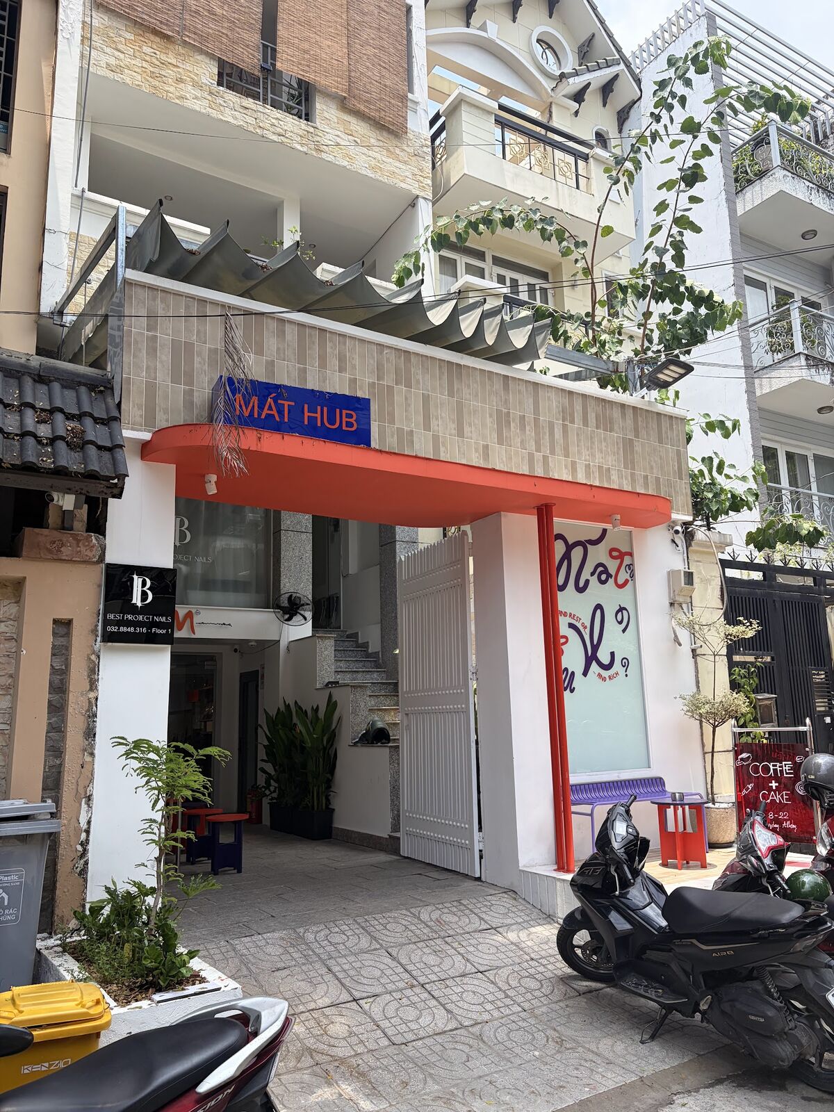 Mặt tiền Mát Hub với biển hiệu đỏ và cây xanh