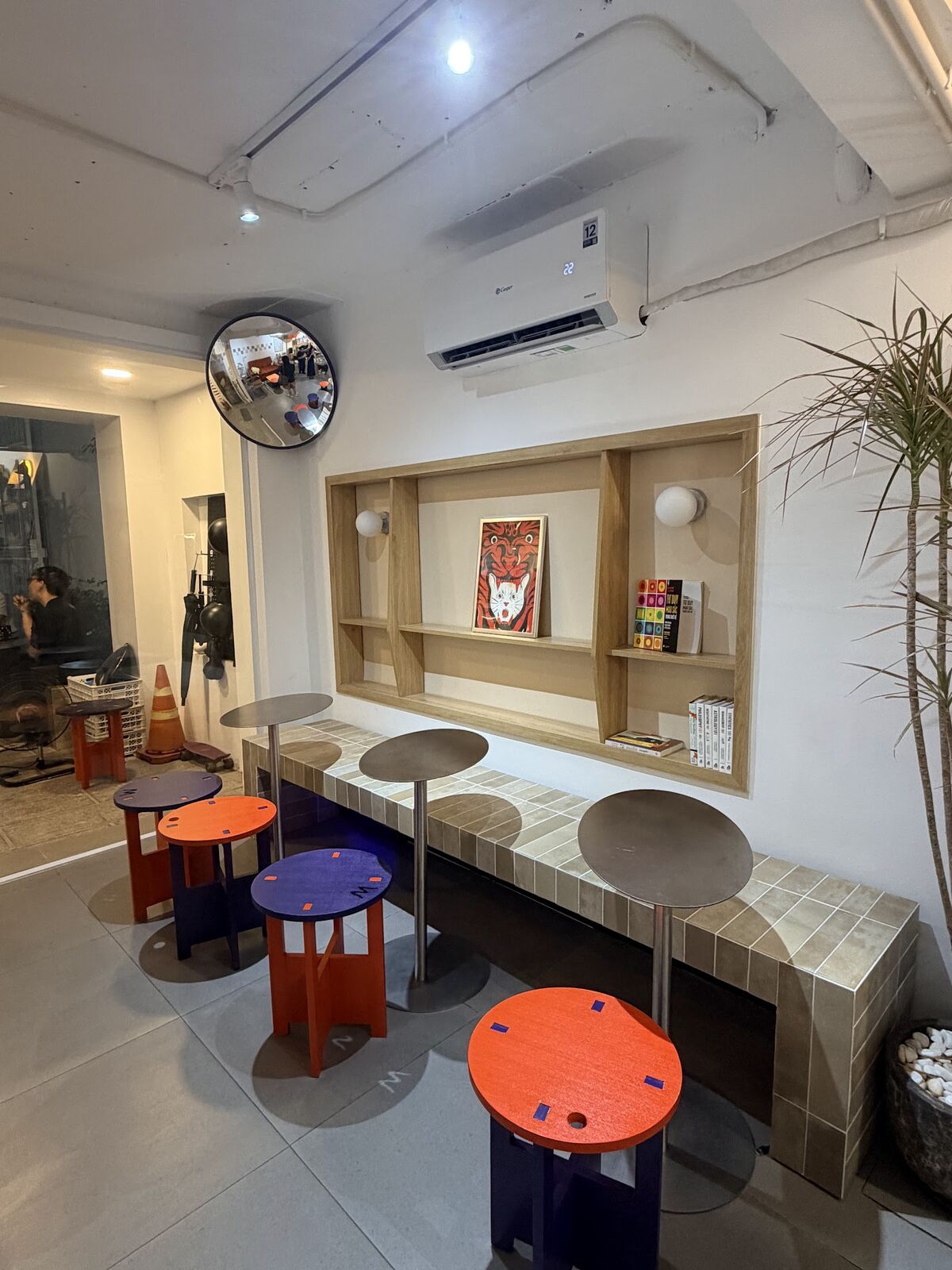 Bàn ghế gỗ và tranh treo tường