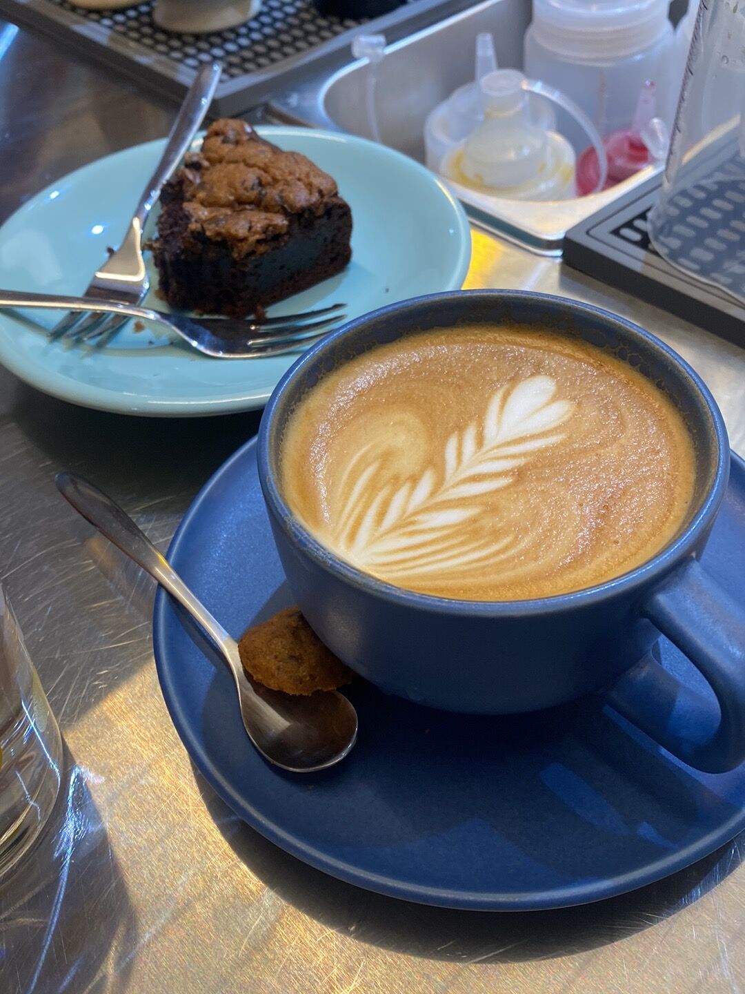 Ly latte art trên đĩa gỗ