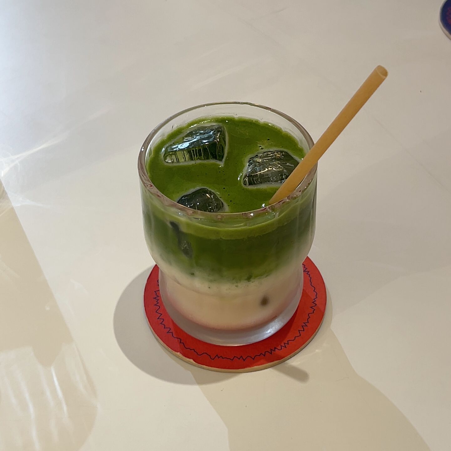 Ly matcha đá trong ly thuỷ tinh